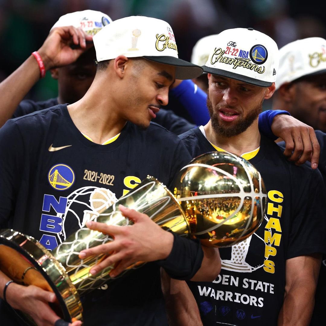 TheWarriorsTalk's tweet photo. Classic Steph and JP moment right here 😂 https://t.co/Btpizo24dH