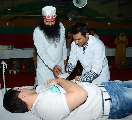 ramchander_insa's tweet photo. The work of 133 humanitarian wellbeing run by the Saint Gurmeet Ram Rahim Singh Ji is being run today not only in the whole world, whether it is blood donation or cleaning of metros, in all the works, their world records are made #MessiahOfHumanity https://t.co/EoEg4JRjZW