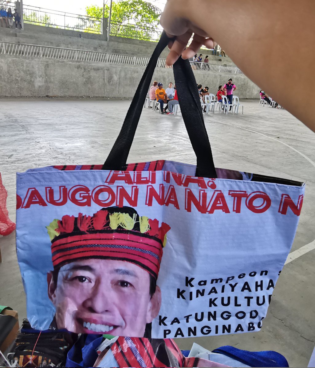 piaroxas's tweet photo. Pasensya na po Cong @TeddyBaguilatJr, gawin ko pong laptop bag yung face nyo 😁 https://t.co/RRRNJe92Nr