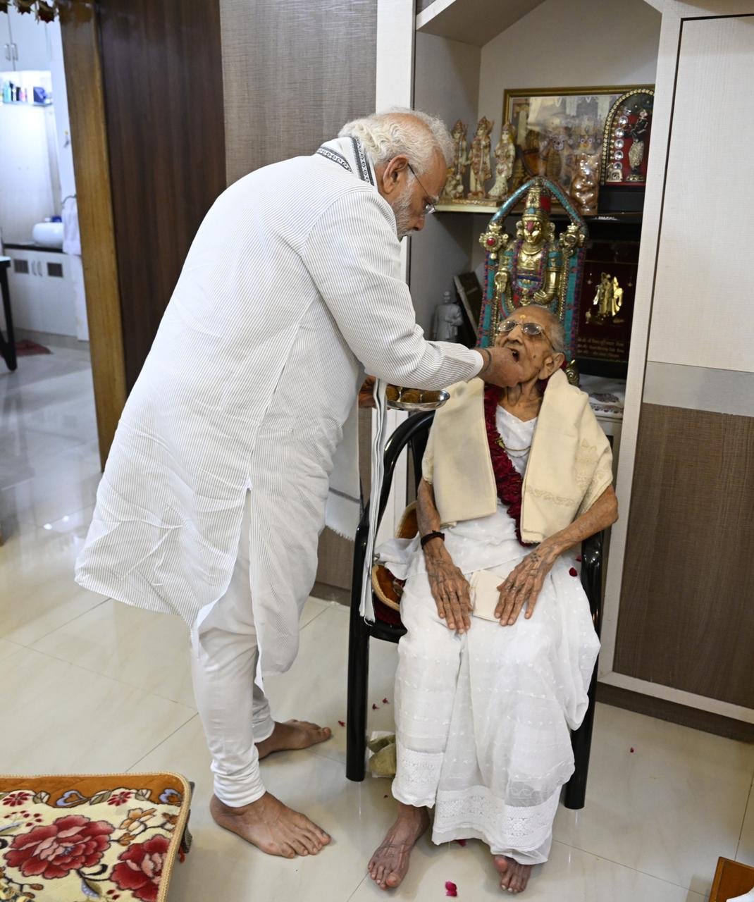 Ani On Twitter Gujarat Prime Minister Narendra Modi Met His Mother Heeraben Modi At Her