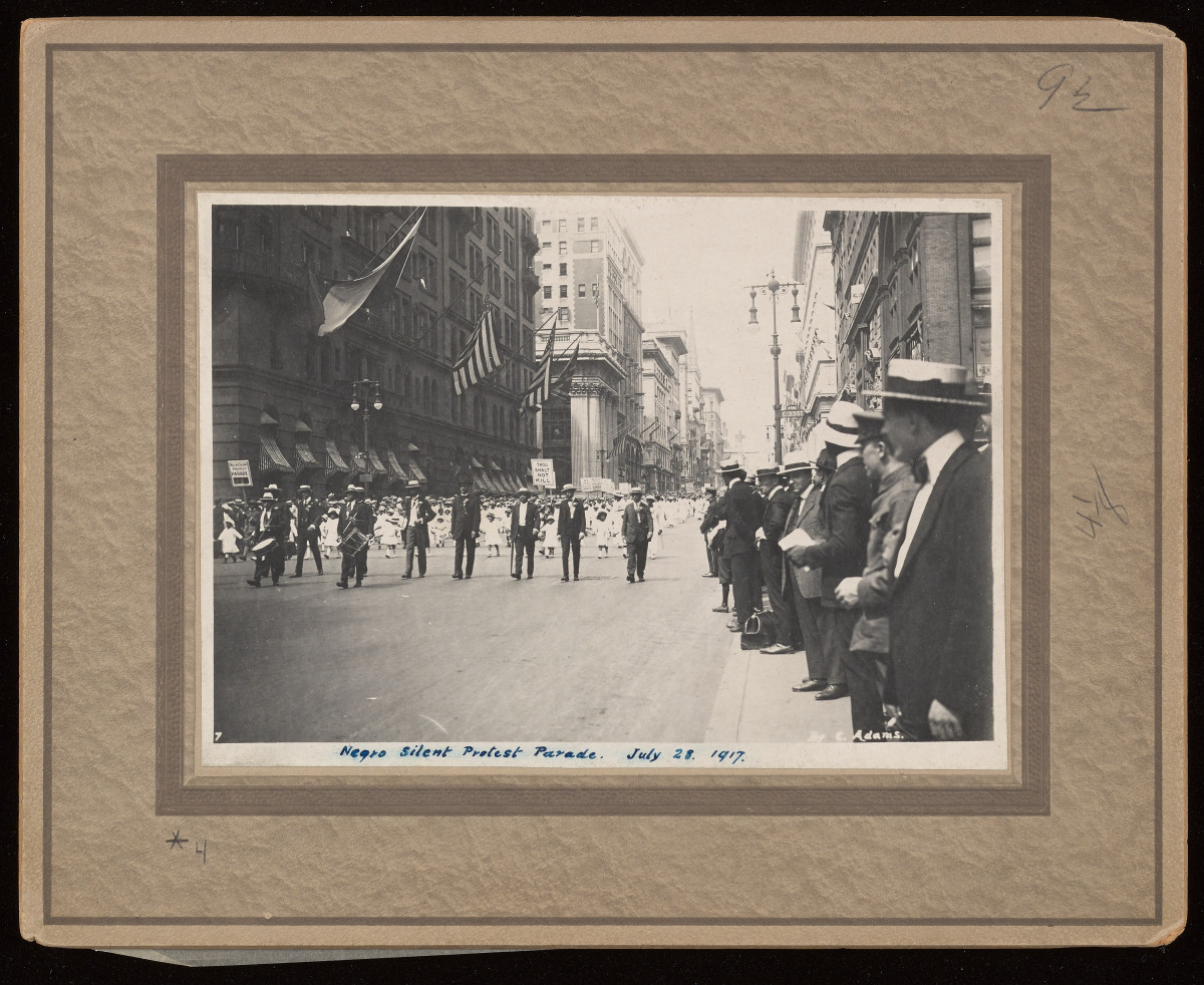 BeineckeLibrary's tweet photo. 1917 Protest Parade, 5th Avenue, NYC, conceived by James Weldon Johnson
more images: https://t.co/yapMV5Lg4U @YCAL_JWJ 
More from BRBL in 2017 on centennial https://t.co/tlwKHzdCox and from @hyperallergic https://t.co/vbaPO8GTrA https://t.co/NXby5iclN5