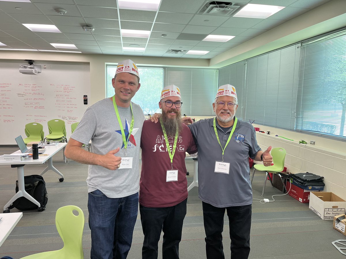 quantumforall's tweet photo. When you learn about #quantumed , you have to look good! @tokuma_o @inandoutburger https://t.co/t8NkrlxEd9