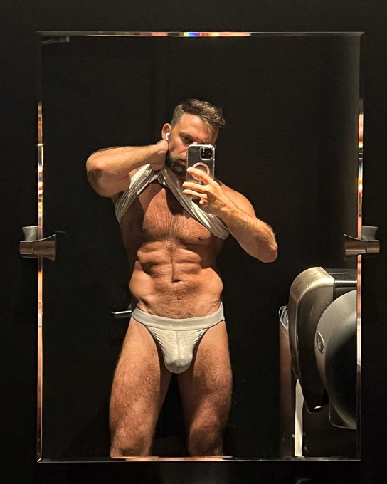 By far my fave gym mirror https://t.co/4PjUoMaxkF