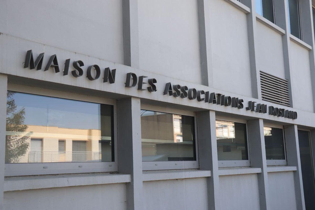 b_abba's tweet photo. 🤝 Le monde associatif, lien social, culturel, de solidarité, de partage d'idées et de savoir-faire, un maillon essentiel au dynamisme et à la cohésion de nos territoires. Avec Christine Guillemy, maire de Chaumont, à la Maison des associations #JeanRostand et au @SecoursPop https://t.co/CvGFxyQ6bO