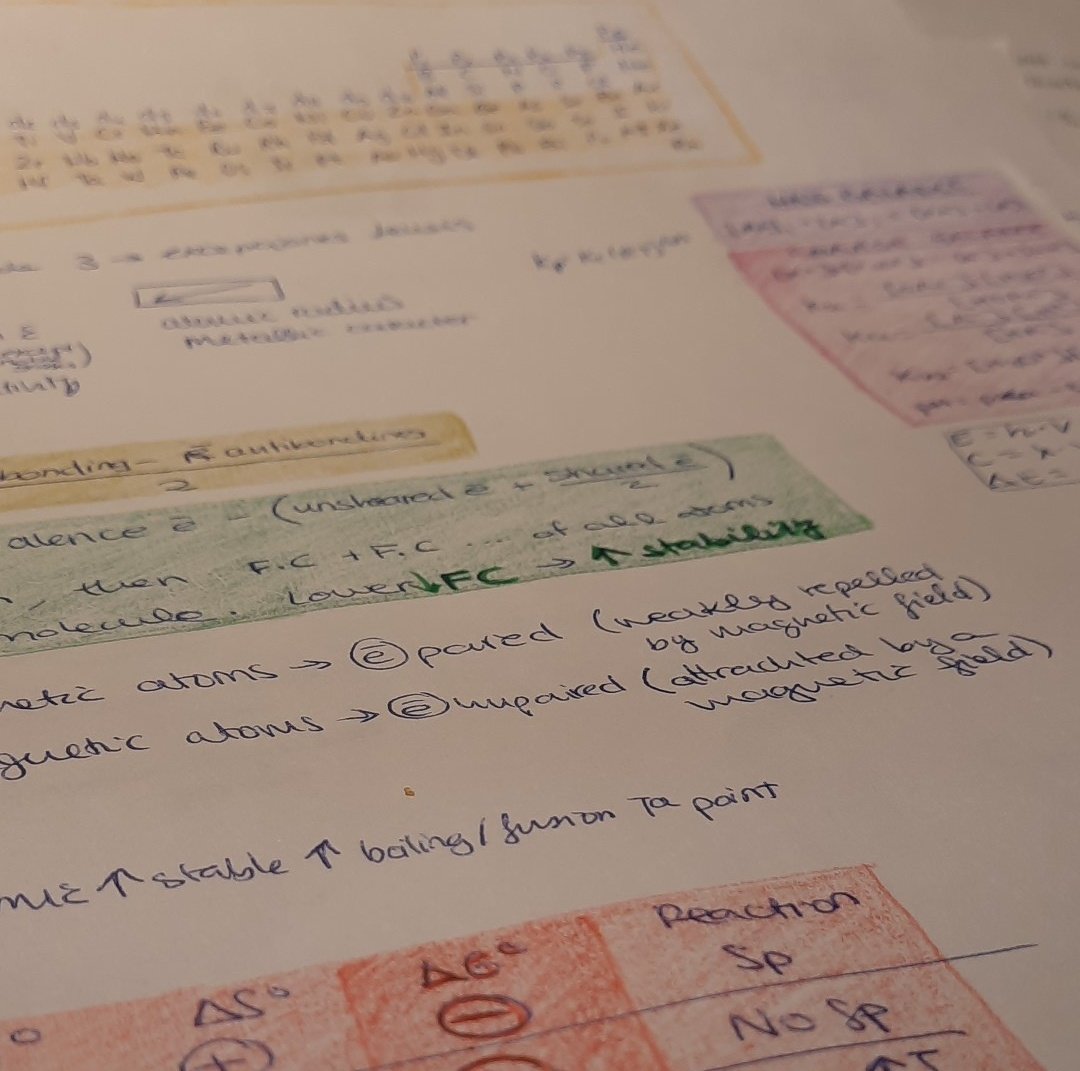 lalilg_'s tweet photo. Como q colorear tus apuntes no es estudiar https://t.co/63zUmEsSEb