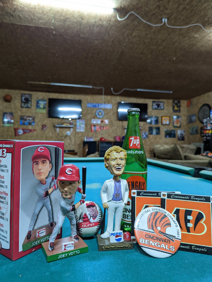 MattsTake1's tweet photo. 🚨Giveaway!🚨 

To enter the raffle for the picture below or for 2 free Reds tickets... just Like, Retweet, and Follow my page. I will select a winner in 3 weeks! https://t.co/BkbRvCDfHw