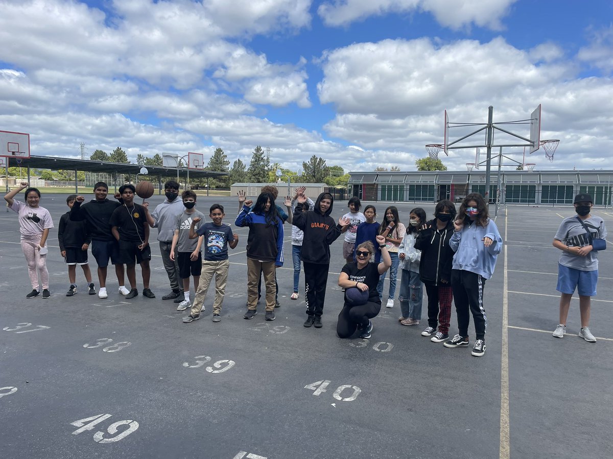 MrGoldmanUMS's tweet photo. Fun Friday finish to our first week of Quest Summer School! #alliteration #adminlyfe #USDLearns #TeamUMS #DMS @HeatherJScharer @anniesmurphy https://t.co/lvgZQ7nWzW