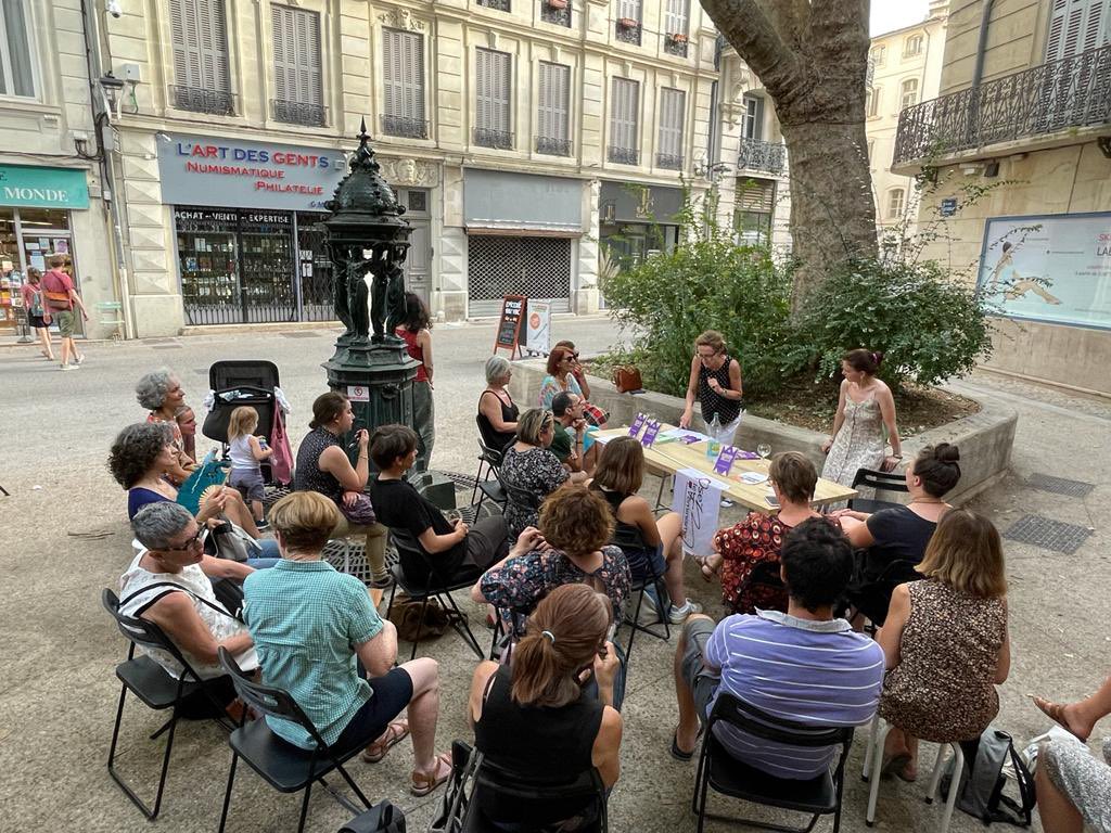CelinePiques's tweet photo. @osezlefeminisme Séance dédicace en plein air organisée par la librairie La memoire du monde à #AVIGNON
Pour mon essai #deviriliser le monde
Merci à l’antenne @osezlefeminisme 84 ! Et aux éditions @Ruedelechiquier https://t.co/dI2SJCPFLa