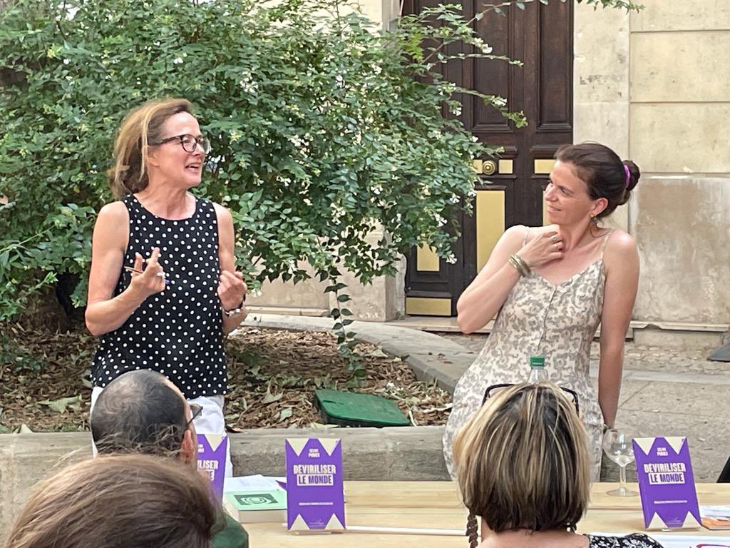 CelinePiques's tweet photo. @osezlefeminisme Séance dédicace en plein air organisée par la librairie La memoire du monde à #AVIGNON
Pour mon essai #deviriliser le monde
Merci à l’antenne @osezlefeminisme 84 ! Et aux éditions @Ruedelechiquier https://t.co/dI2SJCPFLa