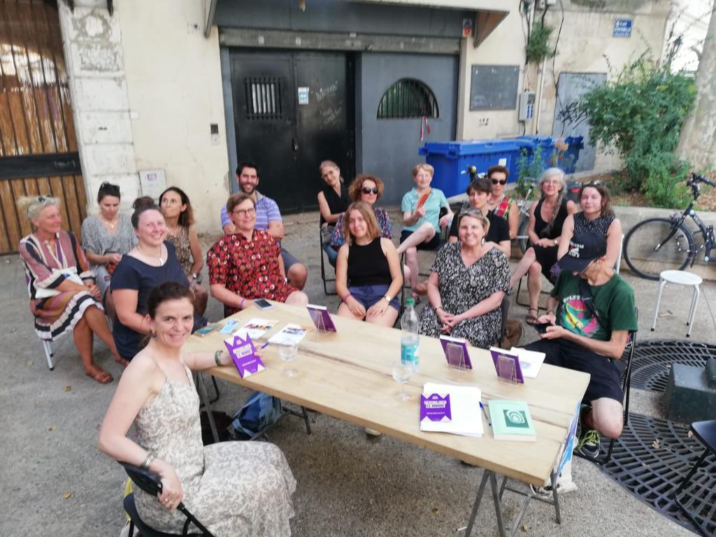 CelinePiques's tweet photo. @osezlefeminisme Séance dédicace en plein air organisée par la librairie La memoire du monde à #AVIGNON
Pour mon essai #deviriliser le monde
Merci à l’antenne @osezlefeminisme 84 ! Et aux éditions @Ruedelechiquier https://t.co/dI2SJCPFLa