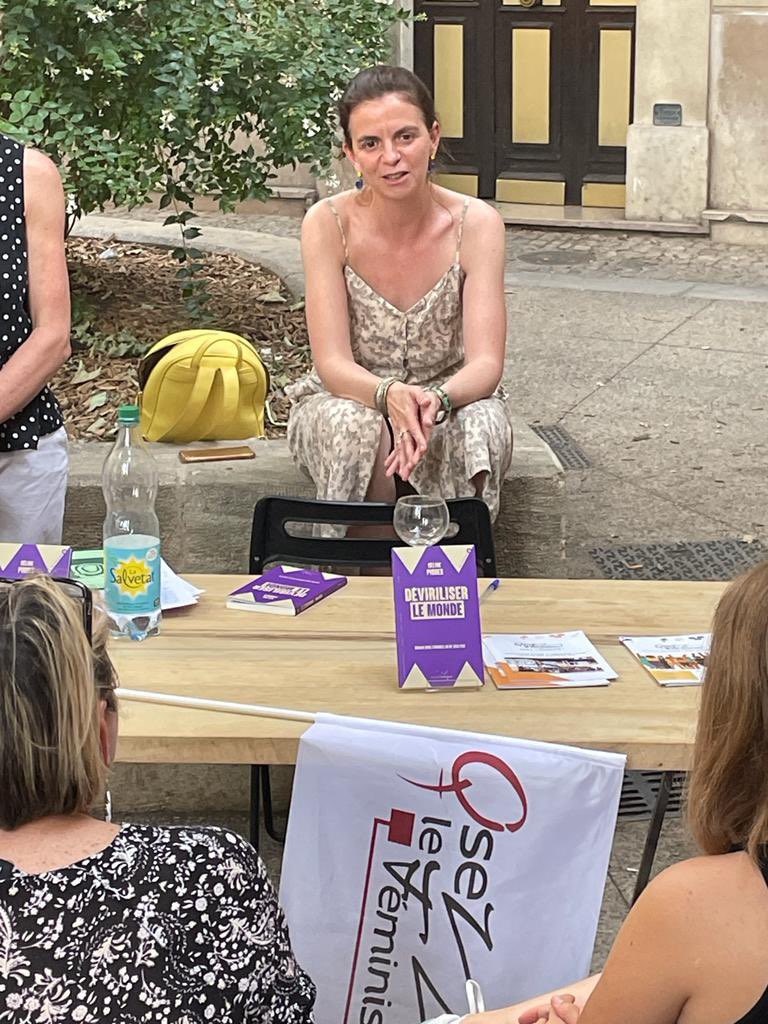 CelinePiques's tweet photo. @osezlefeminisme Séance dédicace en plein air organisée par la librairie La memoire du monde à #AVIGNON
Pour mon essai #deviriliser le monde
Merci à l’antenne @osezlefeminisme 84 ! Et aux éditions @Ruedelechiquier https://t.co/dI2SJCPFLa