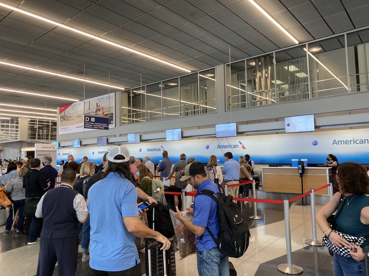casafi92's tweet photo. ⁦@AmericanAir⁩ Your crew at the checking counter for Business class terribly slow and incompetent in terms of destiny requisites #chicago #ohare . I expected more from you, still place for improvement 👊 https://t.co/HZUAToutGH