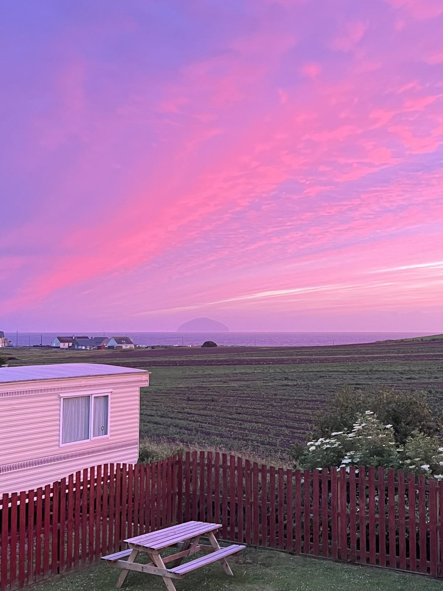 KJMAYA's tweet photo. Ayrshire with absolutely no filter 😍 but a jaekit on 😂 #scotland #noheatwave #summer #ailsacraig #ayrshire https://t.co/WulpgrgTD8