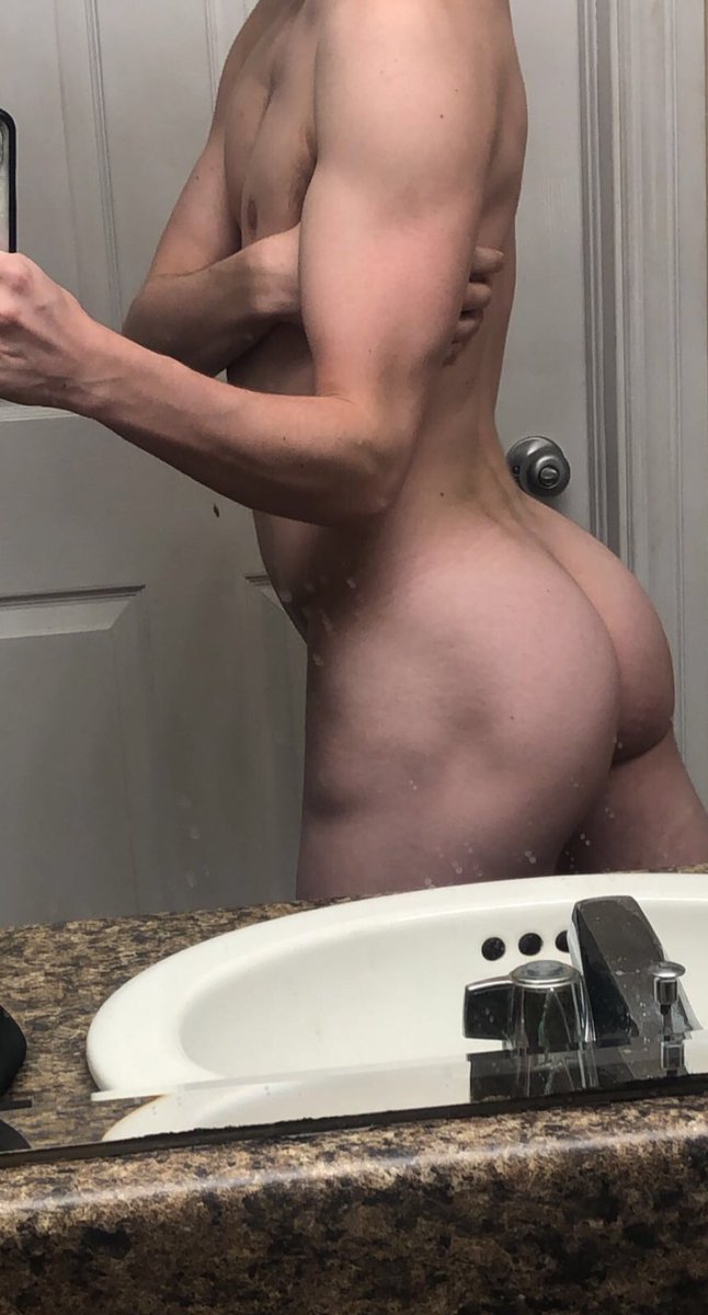 Gavin_Velour's tweet photo. happy to be in my own bathroom again https://t.co/2vgKNVgqig