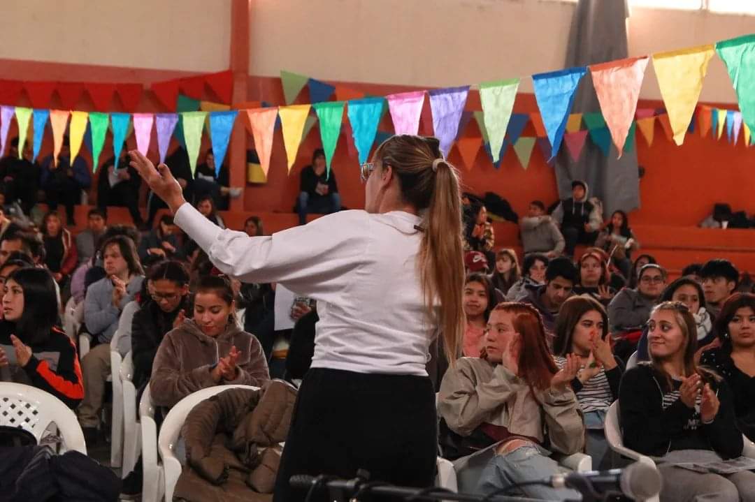 nataliagaray_'s tweet photo. #Ayer estuvimos en Piedra del Águila @juventud_pda20 ,llevando el "Hacé la tuya"  el nuevo dispositivo de la Subse para acompañarte, guiarte e impulsarte en los múltiples caminos que podes elegir para tu vida.. https://t.co/WtKwemCTm2