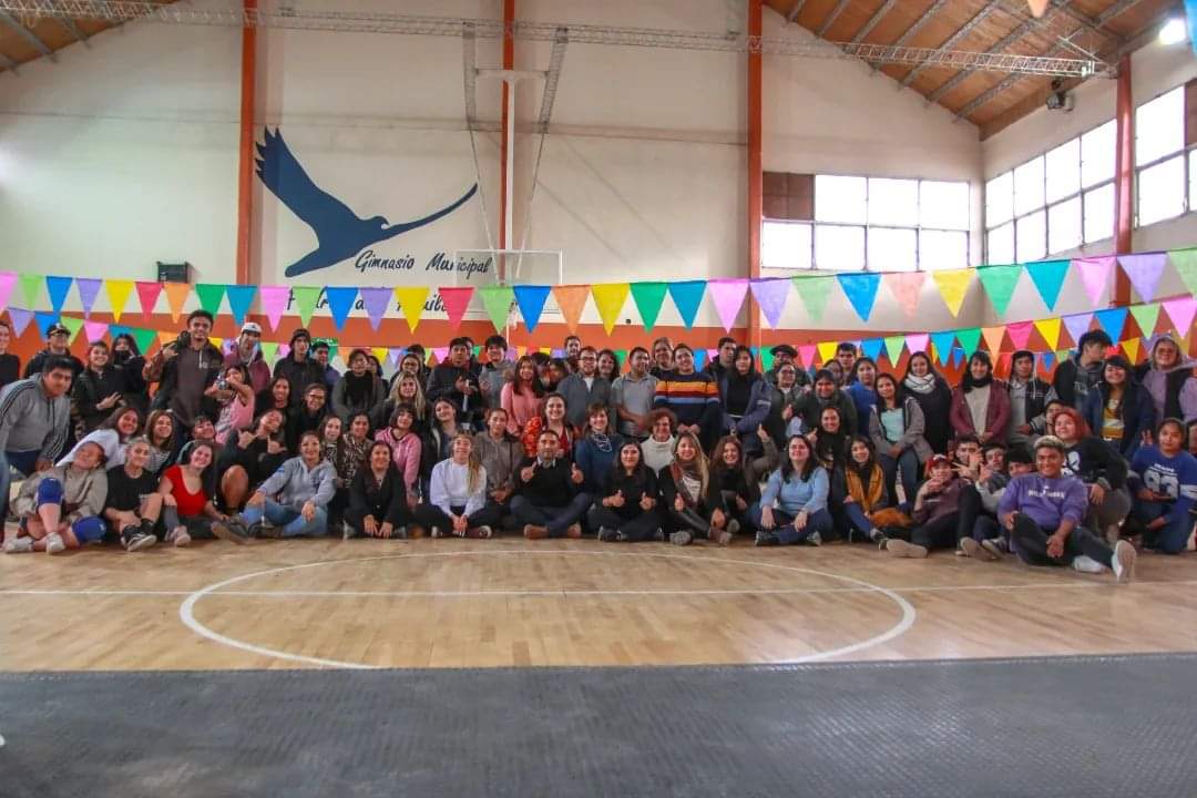 nataliagaray_'s tweet photo. #Ayer estuvimos en Piedra del Águila @juventud_pda20 ,llevando el "Hacé la tuya"  el nuevo dispositivo de la Subse para acompañarte, guiarte e impulsarte en los múltiples caminos que podes elegir para tu vida.. https://t.co/WtKwemCTm2