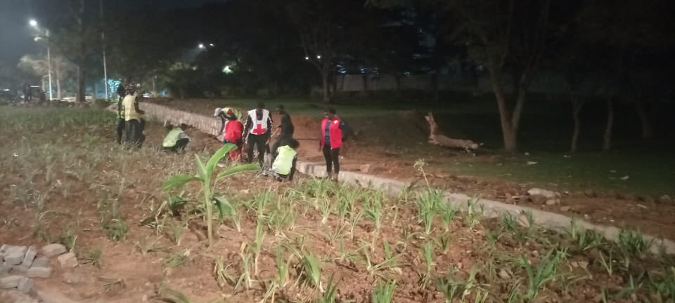 Birimo kuba: Mu rwego rwo kunoza imyiteguro y'inama ya CHOGM;  <a href="/RwandaYouthVol1/">Rwanda Youth Volunteers</a> bo mu murenge wa Kacyiru bahisemo gukora amanywa n'ijoro batera ubusitani. <a href="/RYVCP_Gasabo/">GASABO YOUTH VOLUNTEERS</a> <a href="/kacyiru_sector/">Kacyiru Sector</a> <a href="/KubanaRichard/">Kubana Richard</a> <a href="/EricBayisenge/">Eric Bayisenge T.</a> <a href="/Gasabo_District/">Gasabo District</a>