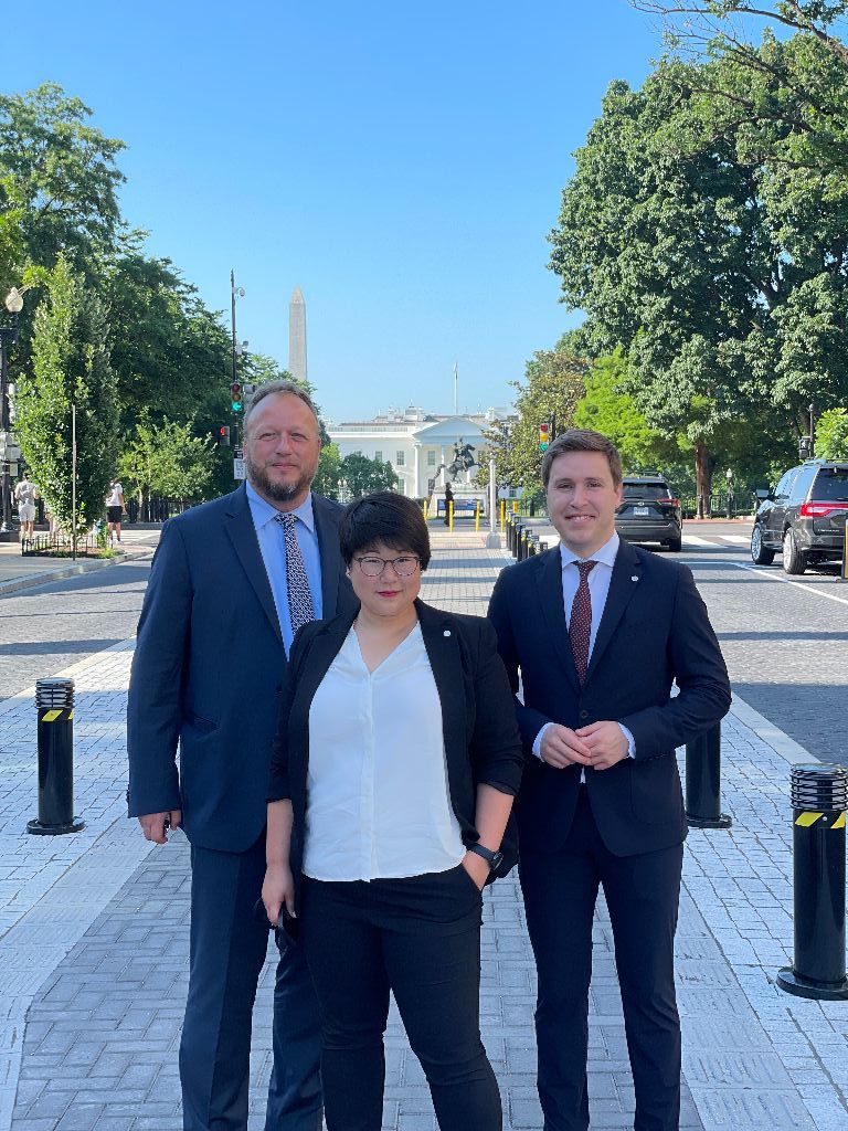 FES_DC's tweet photo. #FESFriday
After the grand opening of the #EbertHouse last Thursday, we joined the @AFLCIO convention together with @AnniKlose & @danielakolbe to discuss the impact of Labour Unions. Followed by a visit of two young faces, @EsraLimbacher & @YeOne_Rhie, of the brand new #Bundestag https://t.co/lAVeaz6S6E