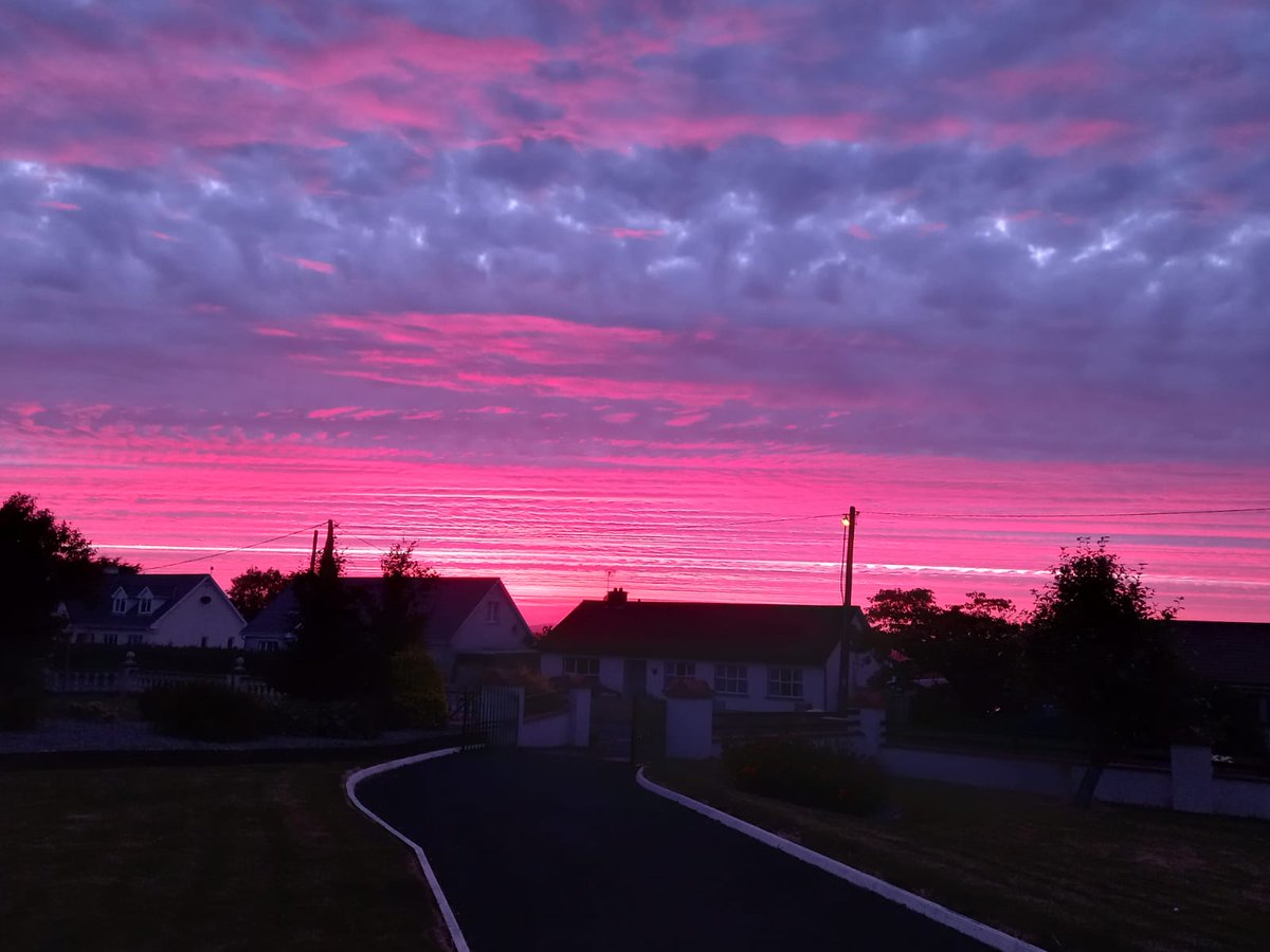 iiGamingLounge's tweet photo. I mean I know the sun was trying to be psychedelic all around Ireland this evening but I mean this is just ridiculous! https://t.co/Go2OGCHMs0