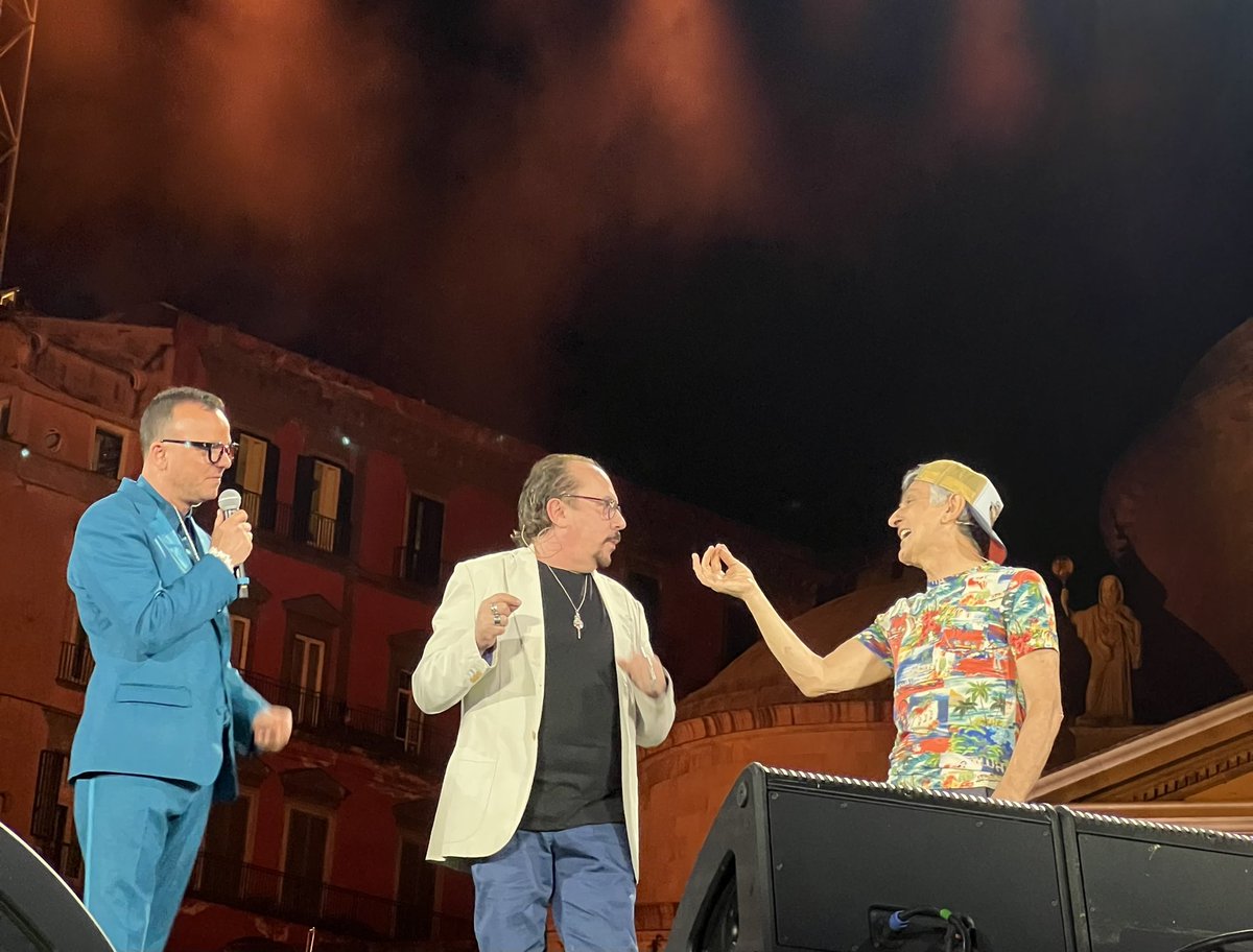 Sul palco di Piazza del Plebiscito <a href="/SalemmeOfficial/">Vincenzo Salemme</a> e <a href="/MauBigHouse/">Maurizio Casagrande</a>!

#GigiUnoComeTe <a href="/RaiUno/">Rai1</a> <a href="/RaiRadio2/">Rai Radio2</a> <a href="/RaiPlay/">RaiPlay</a> <a href="/officialFandP/">Friends and Partners</a> <a href="/ArcobalenoTre/">arcobalenotre</a>