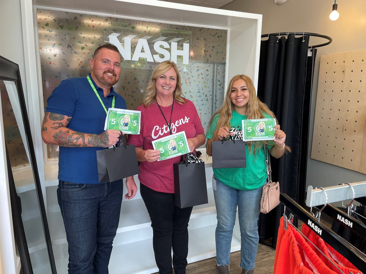 CitizensEdmond's tweet photo. Our team members shopping at Nash Fashion today @rise405 for our #CashMob event. 💚 #CommunityBankers #DowntownEdmond https://t.co/ztu0wnHqos