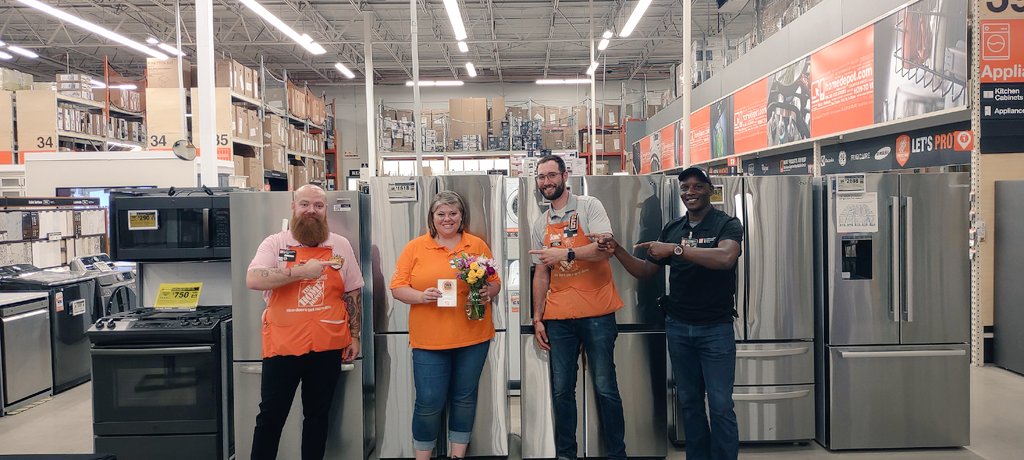 3807Met's tweet photo. Our great leaders Mike and Samer took their time to celebrate MET associate Shelly's 20th anniversary with the Home Depot. Thank you for all you do. We are always proud to have you in our Team @SamerAhmadTHD @Mike_Ekmeian @ShellyS15224559 https://t.co/sY2fWKcfJZ