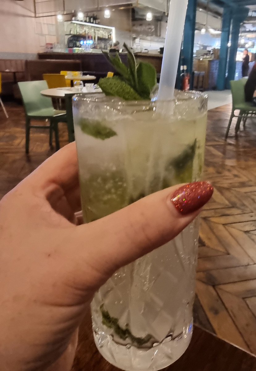 mercedesgirl69's tweet photo. On it like a car bonnet - ππΈπΉπ First cocktail of the evening - Hello BIRMINGHAM ππ #RonanTour #AllTheHits #Birmingham #Cocktails https://t.co/L0bxtIrSma