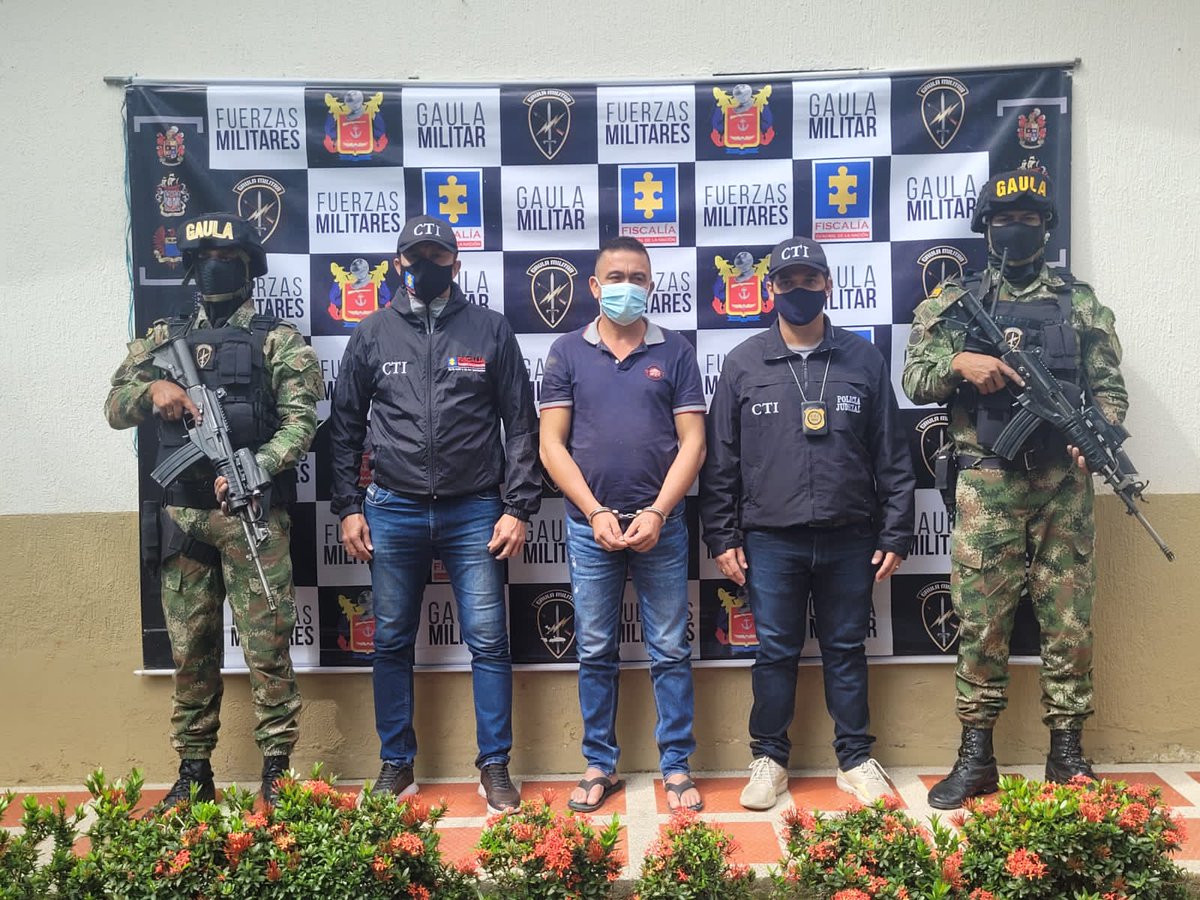 Prensalibcasan's tweet photo. #Arauca Capturado alias Milton, peligroso sicario del GAOr disidencias farc E10 Martin Villa. Este sujeto habría participado en el homicidio colectivo de tres personas el pasado 24 de agosto de 2021 en el municipio de #Saravena https://t.co/3jOjQByUWF