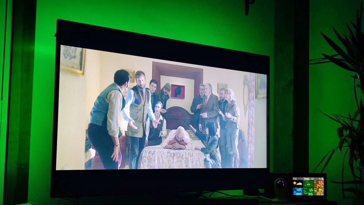 Hoy con permiso de <a href="/mundoficcion/">Alfonso Sánchez</a> y <a href="/Albertoemen/">Alberto López.</a> el mundo es nuestro <a href="/Erjuampe/">Juampe Ochoa</a>. Toca reírse y echar un buen rato viendo #ELMUNDOESVUESTRO en <a href="/PrimeVideoES/">Prime Video España</a>