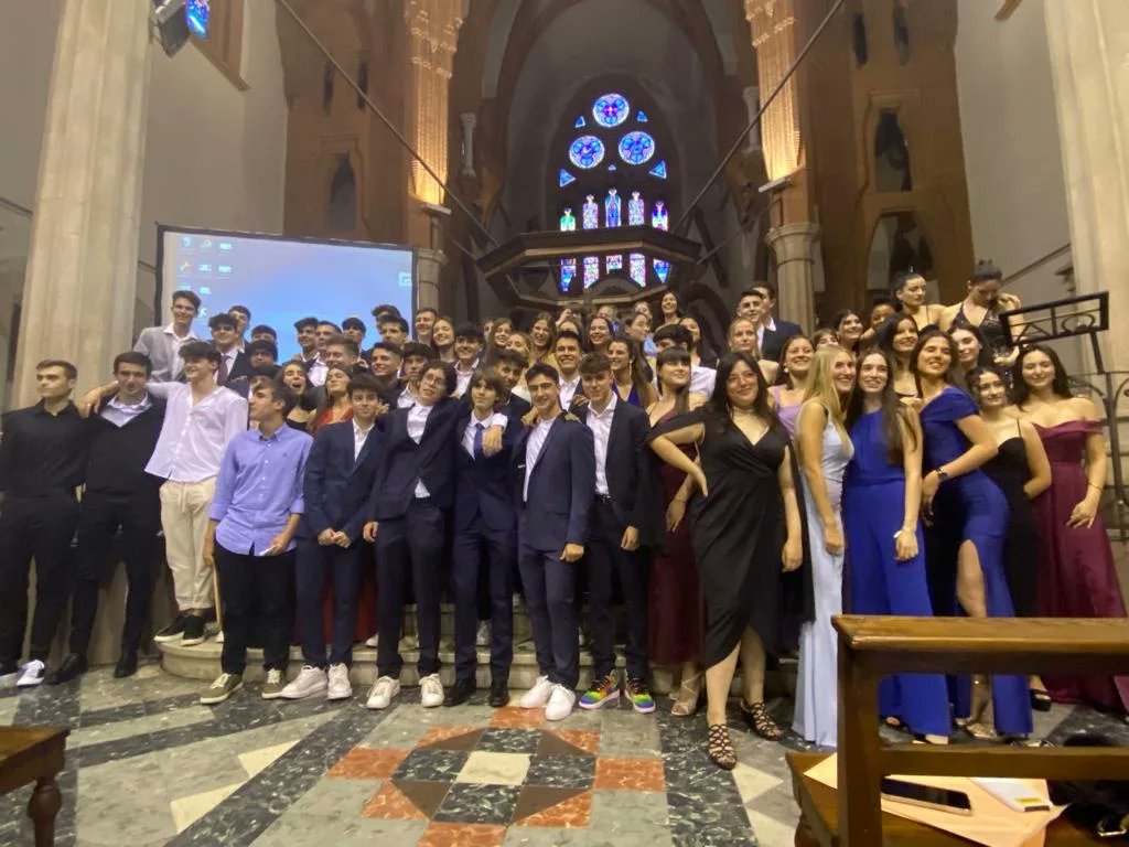 epiasabadell's tweet photo. ACTE DE COMIAT DE L'ALUMNAT DE SEGON DE BATXILLERAT
Avui acomiadem l'alumnat de 2n de batxillerat. Gràcies a totes les famílies, alumnes i personal docent de l'escola que ens han acompanyat aquests anys.
Molta sort i que tingueu un camí ple de sorpreses!
#2NBATXPIASABADELL https://t.co/PqVVX4fQrM