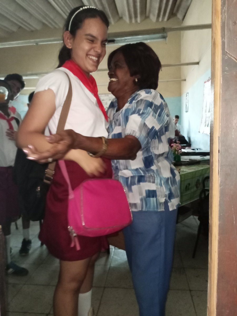 KindelanYare's tweet photo. @elsa_ena @FundichelyRosa Felicidades para los dos tesoros ❤️ por haber alcanzado medalla de oro en el Concurso Nacional de Lengua Española 💯💯🤣🇨🇺🇨🇺🇨🇺🇨🇺 https://t.co/boWeMAzLIk