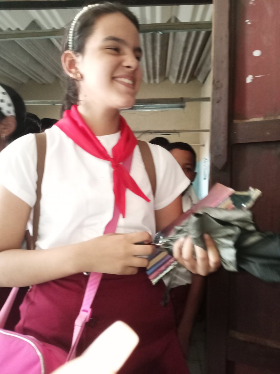 KindelanYare's tweet photo. @elsa_ena @FundichelyRosa Felicidades para los dos tesoros ❤️ por haber alcanzado medalla de oro en el Concurso Nacional de Lengua Española 💯💯🤣🇨🇺🇨🇺🇨🇺🇨🇺 https://t.co/boWeMAzLIk