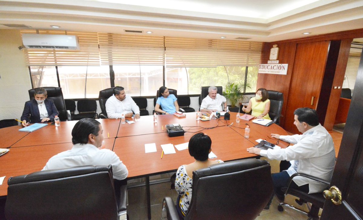 SETabasco's tweet photo. Durante una fructífera reunión encaminada a tratar temas de relevancia para el sector educativo en el Estado, la titular de @SETabasco, Egla Cornelio intercambió puntos de vista con el Pte. de la Junta de Coordinación Política del H. Congreso del Estado, @JaimeLastra_.⬇️ https://t.co/mMZ8iq68ya