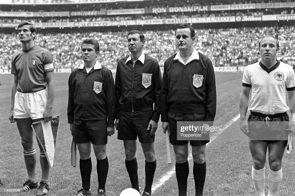 Giacinto Facchetti y Uwe Seeler, capitanes de 🇮🇹 y 🇩🇪 respectivamente, en el denominado 'partido del siglo', semifinal de la Copa del Mundo 1970 jugado en el Estadio Azteca el 17/06/1970. El árbitro es Arturo Yamasaki, nacido en Perú y representó a México en el Mundial. 📸Getty