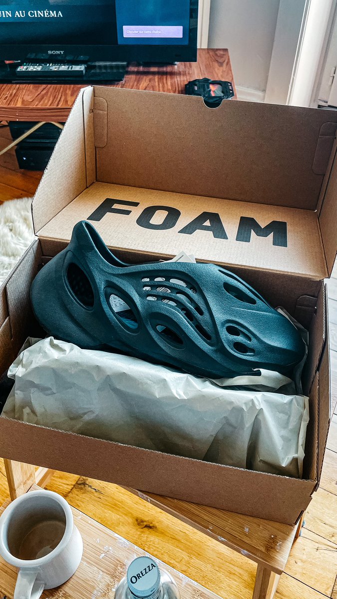 butfirstpizzas's tweet photo. À temps pour les vacances.
#Yeezy Foam Runner ♠️ (Onyx) https://t.co/Ku5oKFfL1H