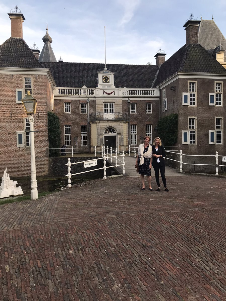 EikoSmid's tweet photo. Ons relatie-evenement ‘Lente in @ProvOverijssel’ in zonnige tuin van kasteel het Nijenhuis @MuseumFundatie. CdK en gedeputeerden ontvingen tientallen gasten, ook inhoudelijk aandacht voor Grenssamenwrk. @landnrw en Corridor #Zwolle #Twente #munster. Netwerken bij 30grd 🌞🌞👍 https://t.co/YlqT2lsukm