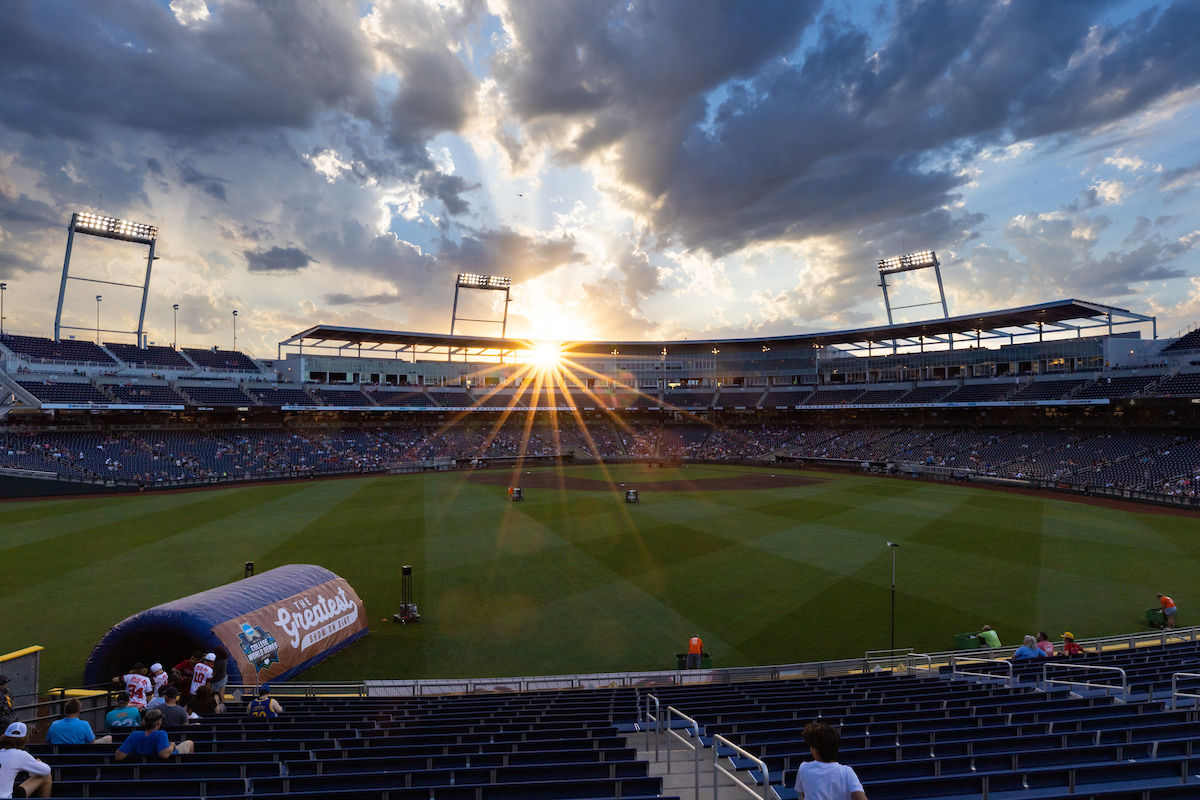 UNOmaha's tweet image. Now it feels like summer! ☀️⚾️🕶

Who made it to last nights opening ceremonies for CWS? 👇

If you make your way to CWS this year be sure to stop at the @uno_bookstore and get your Mav gear to rep UNO! 🤘
