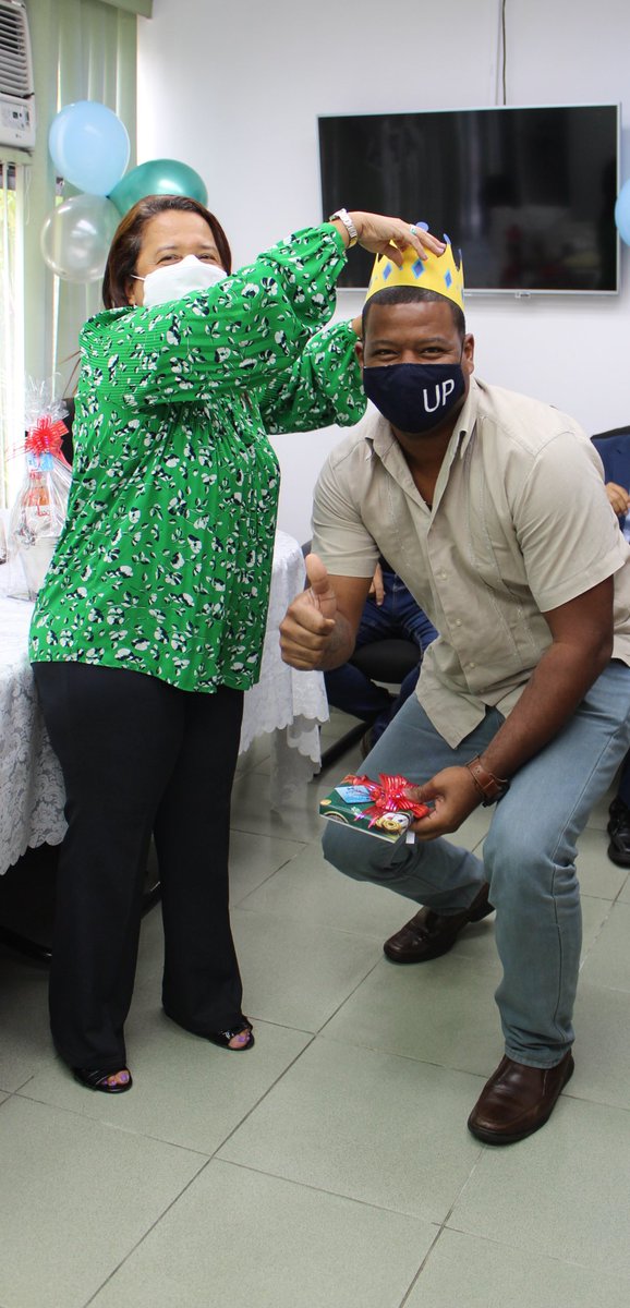 Como celebración del Día del Padre, la Vicerrectoría Académica agasajó este viernes a los funcionarios con un desayuno en el que compartieron con el Vicerrector Académico, Dr. José Emilio Moreno, la Directora Administrativa, Mgtr. Nilka Torres y sus compañeros.
¡Felicidades!🎉🎉