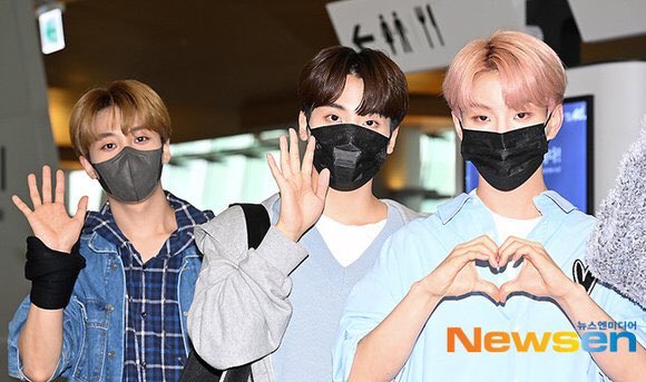 BLANK2Y_PR's tweet photo. ➕ [FOTOS] 

Fotos de BLANK2Y en el aeropuerto, rumbo a la isla. 

#BLANK2Y  #블랭키 https://t.co/H7skR56yjM
