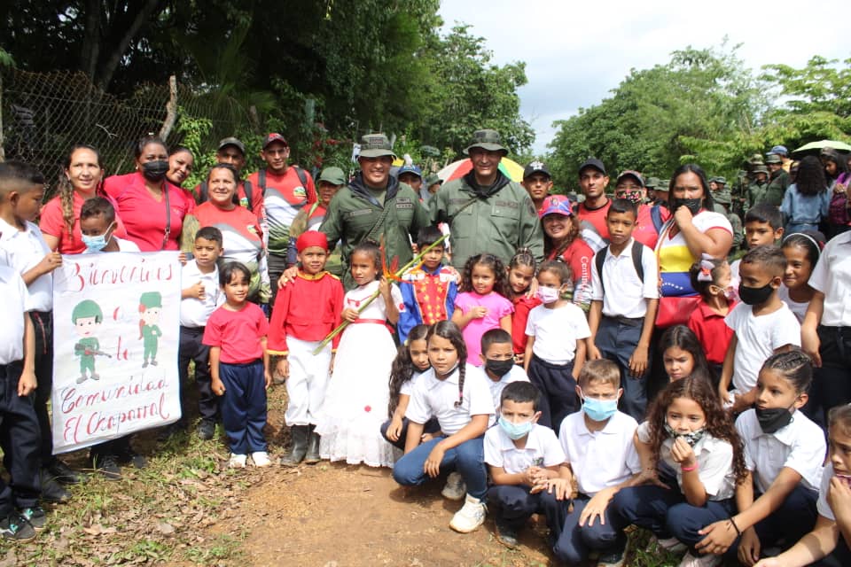 📷 #17Junio || El MG <a href="/FelixOsorioG/">Felix Osorio</a> Cmdte General del @somos_ejercito visitó los distintos colegios que se consiguen en el camino de la Ruta Taguanes-Campo de Carabobo, donde fue recibido por los alumnos y les hizo entrega de unos presentes a los infantes.
#VenezuelaEnAzerbaiyán