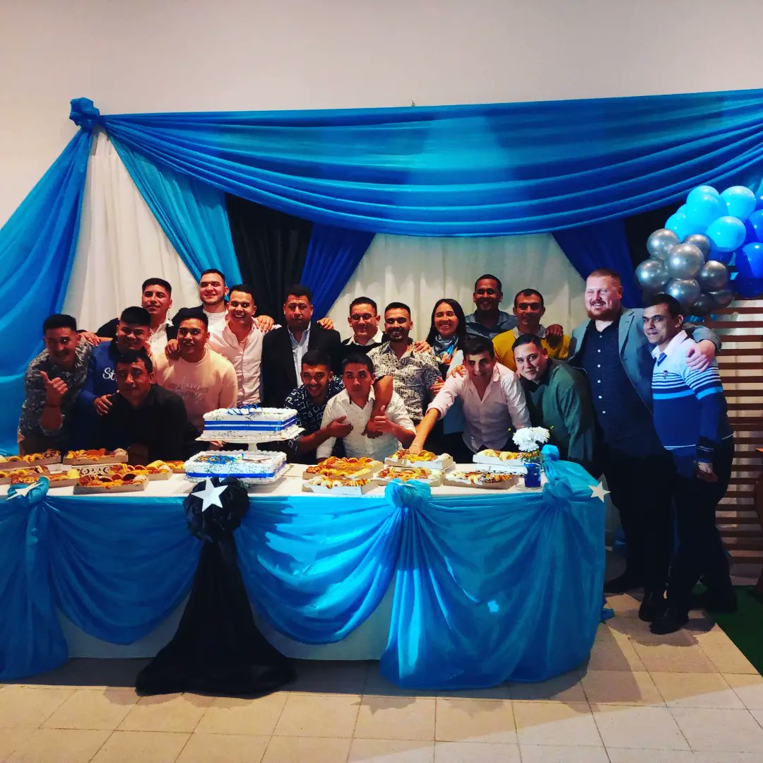 DanielaAnabRuiz's tweet photo. 👮🏽👮🏻♀️Cena 69° Aniversario POLICIA DEL CHACO - DIV. INVESTIGACIONES CHARATA 💙
#fliaazul #policiadelchaco #sangreazul #divinvestigacionescharata https://t.co/zvqMar3kpJ