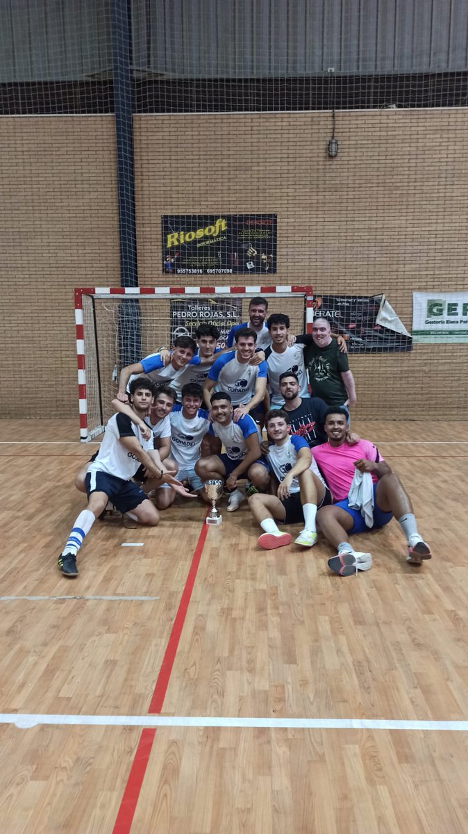 PaletasFC's tweet photo. 🏆 Os dejamos esta última foto con la copa para agradecer a nuestra sede GOPADEL por todo lo que nos ha brindado durante la temporada.

👏👏👏👏👏👏👏

➡️ Ahora dejamos a un lado las redes y vamos al toro.. 🕺🏆 https://t.co/NGAV3OVxlM