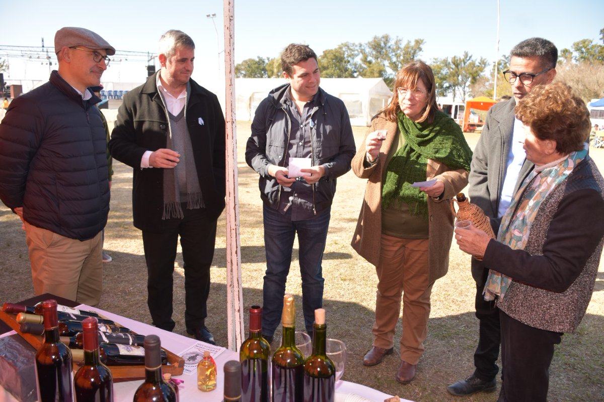 JoseLuisWalser's tweet image. Acompañamos al Intendente de #Ubajay Marcelo Giménez y a su Comunidad en el acto de Promesa de Lealtad a la Bandera.

Se realizó además el lanzamiento de un evento de feria gastronómica que se desarrollará durante todo el fin de semana largo.