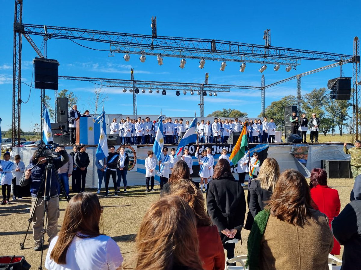 JoseLuisWalser's tweet image. Acompañamos al Intendente de #Ubajay Marcelo Giménez y a su Comunidad en el acto de Promesa de Lealtad a la Bandera.

Se realizó además el lanzamiento de un evento de feria gastronómica que se desarrollará durante todo el fin de semana largo.