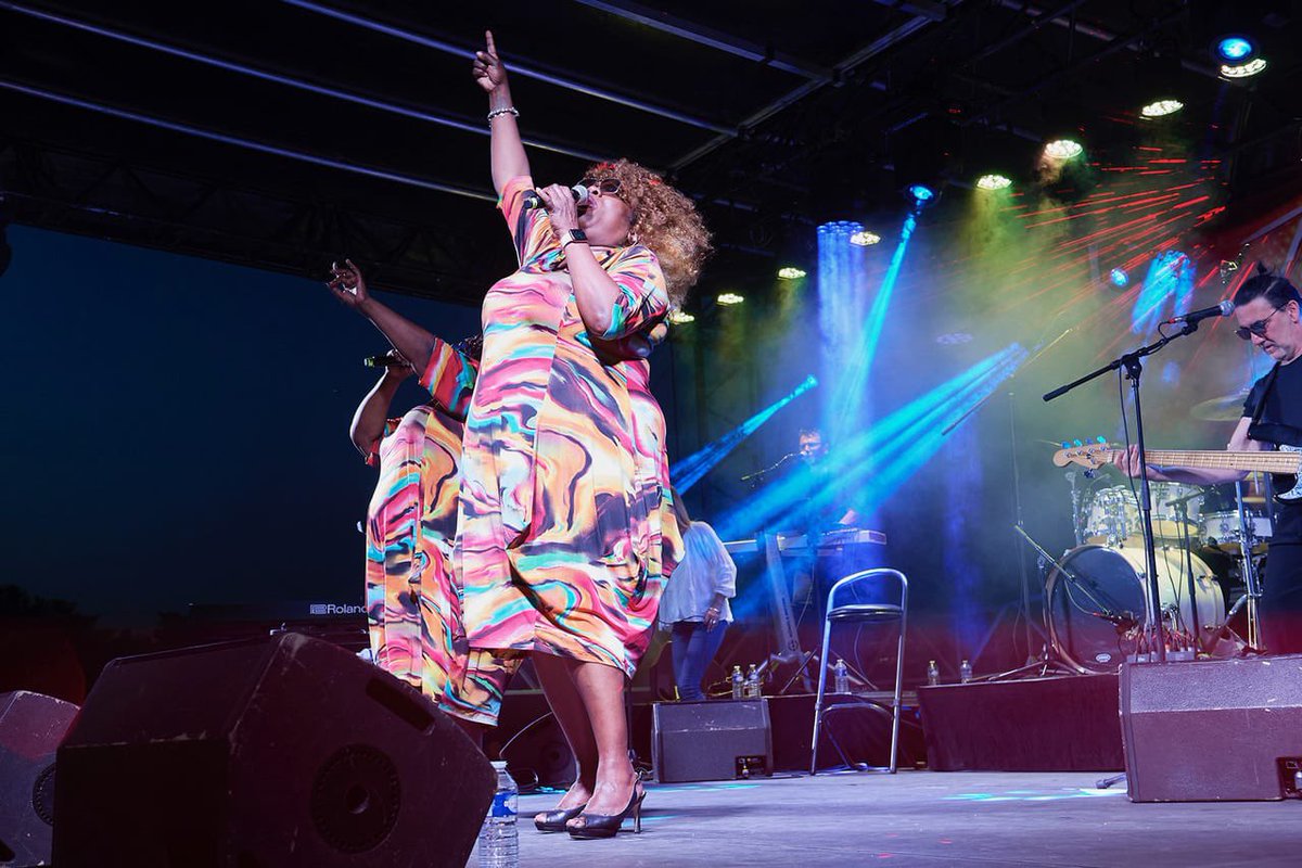 villedesuresnes's tweet photo. #Totalement80 à #Suresnes ! Un concert exceptionnel avec les artistes incontournables des années 80. Une soirée pleine de bonne humeur ! @BOUDYGuillaume @IsabelledeCrecy @fabricebulteau @MurielPRichard @CoupryP https://t.co/tFUIXL5PDf