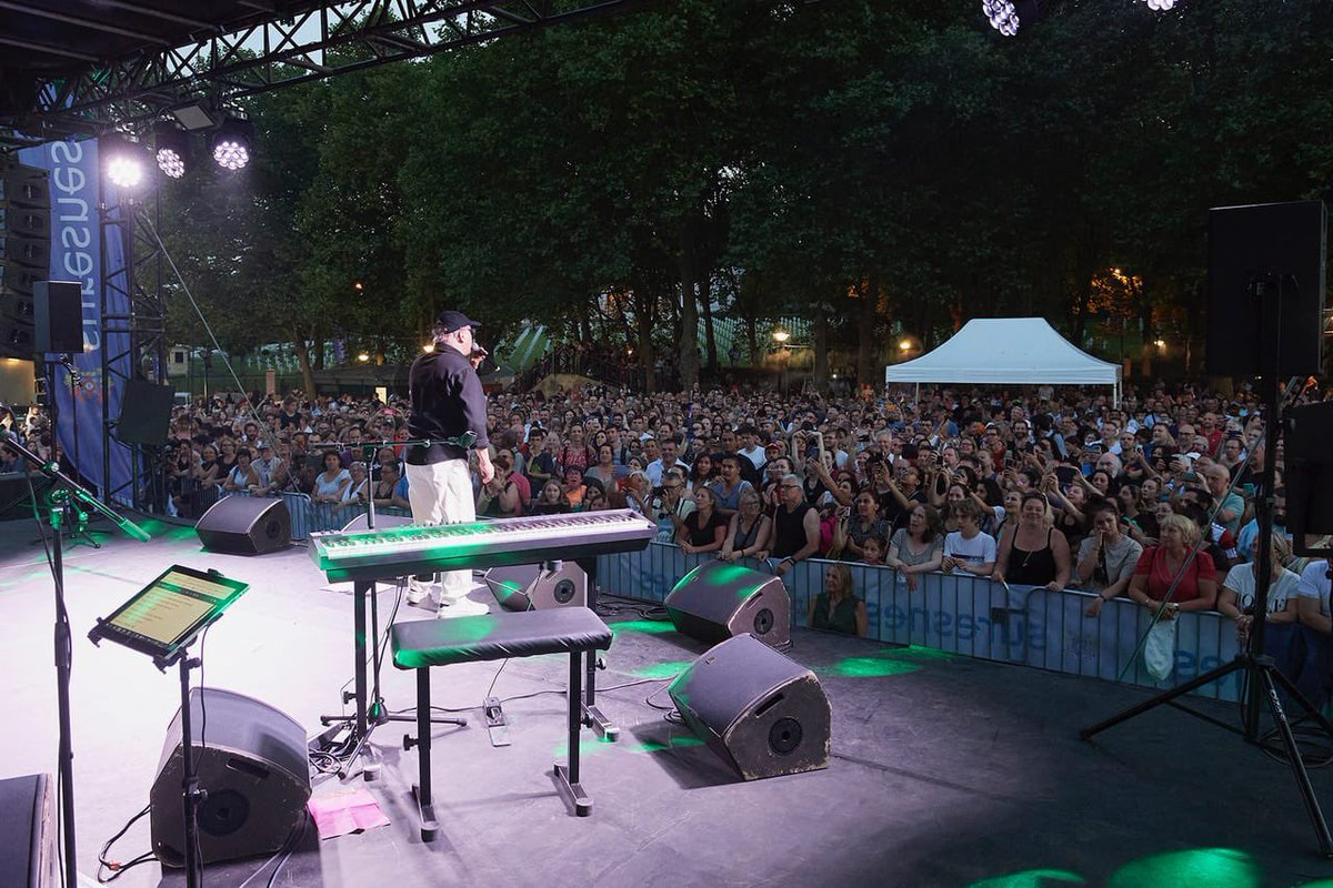 villedesuresnes's tweet photo. #Totalement80 à #Suresnes ! Un concert exceptionnel avec les artistes incontournables des années 80. Une soirée pleine de bonne humeur ! @BOUDYGuillaume @IsabelledeCrecy @fabricebulteau @MurielPRichard @CoupryP https://t.co/tFUIXL5PDf