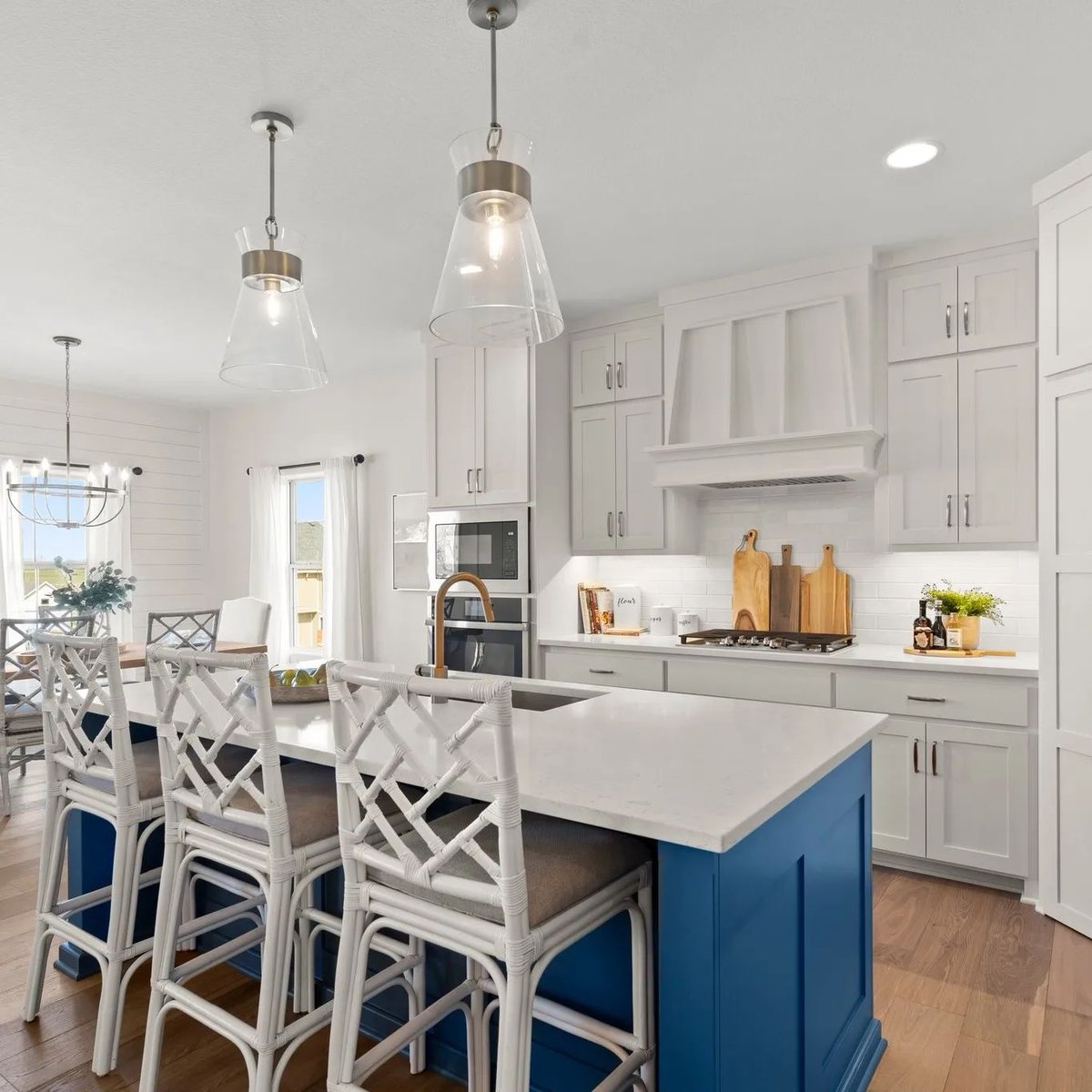 This kitchen has such a gorgeous pop of color! The blue island really helps to bring some life into the room😍
.
.
.
.
#ihavethisthingwithtile #nationaltile  #tileaddiction #tiletime  #interiorinspiration #interiorgoals #marble #kitchen
Media Source: instagram.com/p/CdEB4_5LrNn/