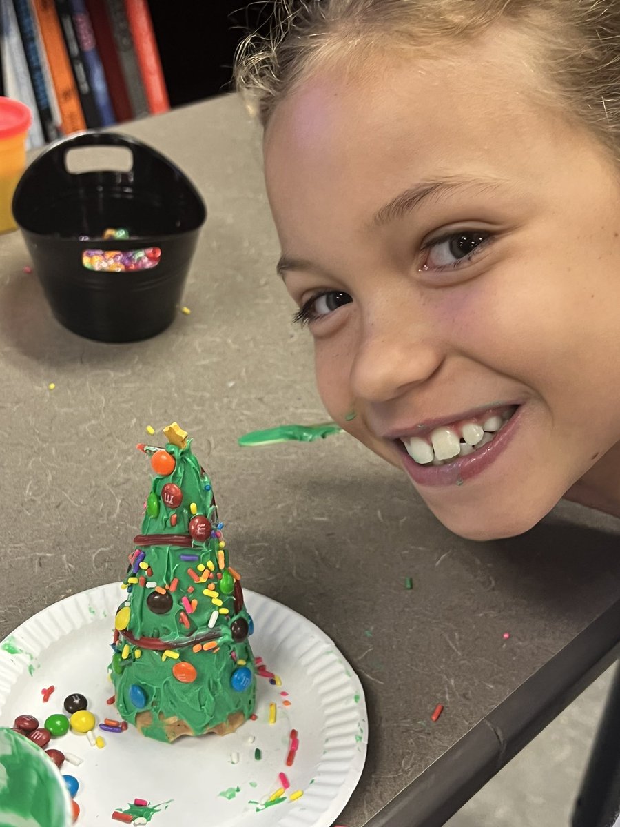 SummerEnGCISD's tweet image. Our 2nd week of Summer Enrichment wrapped up today! Our students have been great and loving all the classes! 🎨🧁🎵🎤💃🔨