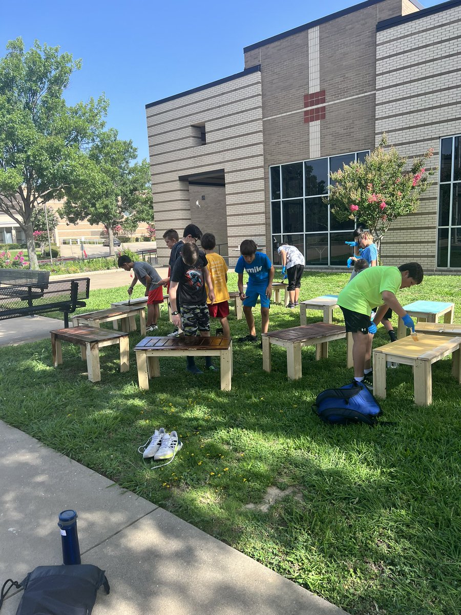 SummerEnGCISD's tweet image. Our 2nd week of Summer Enrichment wrapped up today! Our students have been great and loving all the classes! 🎨🧁🎵🎤💃🔨