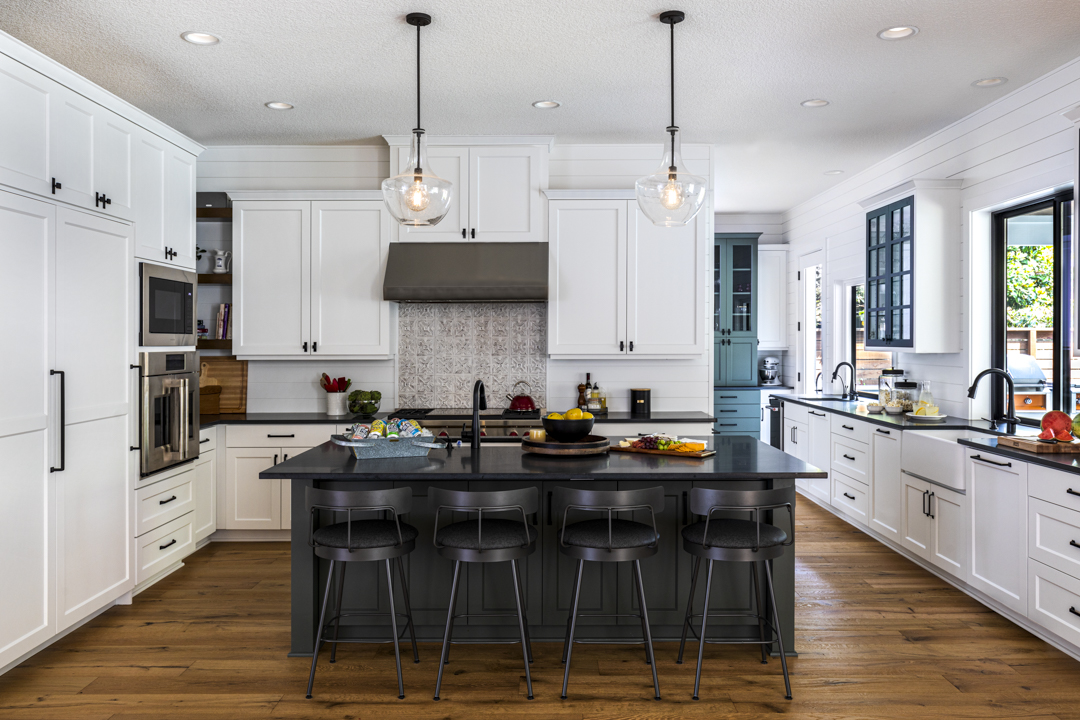 EverettHomesNW's tweet photo. Nothing sweeter than a fresh Farmhouse kitchen on the cusp of summer. 

#EverettCustomHomes https://t.co/L97Ec81zWj